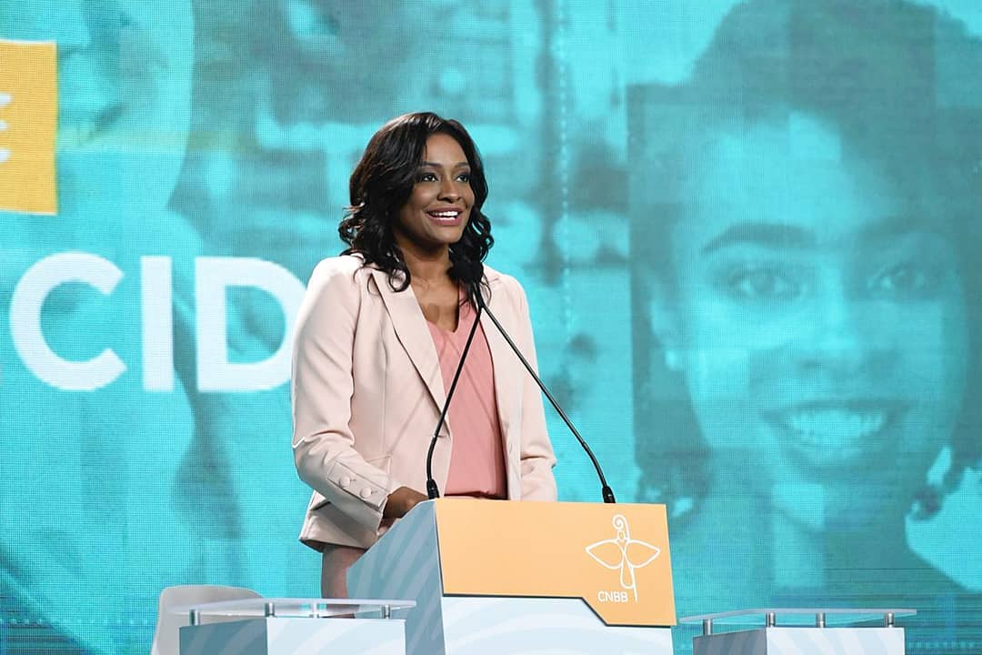 Tenho inÃºmeros motivos para agradecer neste momento de tantas realizaÃ§Ãµes. Participar do Debate de Aparecida, nesta fase tÃ£o importante para o nosso paÃ­s, Ã© fazer parte da histÃ³ria. Deixo aqui o meu mais sincero agradecimento a @cnbbnacional e a @tvaparecida pelo convite e pela confianÃ§a, a @tvcultura por acreditar no meu trabalho e por ter me liberado para este grande desafio. Aproveito para agradecer aos mais de 160 profissionais envolvidos, motivados e comprometidos na missÃ£o de realizar o melhor debate para o eleitor. Destaco aqui a receptividadeÂ  tÃ£o carinhosa do querido @padreevaldo, @marilia_carvalho, @andre_costa5 e @renato_dias_olacir, que conduziram com maestria todo este projeto. Jamais esquecerei a forma como fui acolhida por vocÃªs. Para todos que nos acompanharam no debate de ontem, esperamos ter cumprido nosso papel de proporcionar o acesso mais fÃ¡cil Ã s informaÃ§Ãµes para o voto consciente. Novamente obrigada. Beijos. #debateaparecida